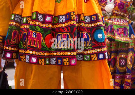 Couple habillé en robe indienne traditionnelle. Chemise Mans au premier plan Banque D'Images
