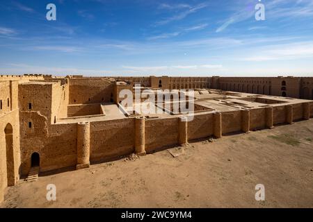 Vue de l'enceinte intérieure, la forteresse d'al-Ukhaidir ou palais abbasside d'Ukhaider, Irak Banque D'Images