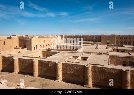 Vue de l'enceinte intérieure, la forteresse d'al-Ukhaidir ou palais abbasside d'Ukhaider, Irak Banque D'Images