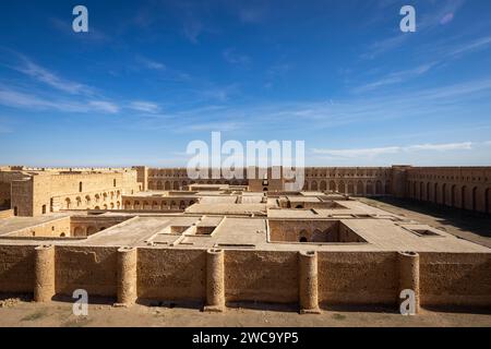 Vue de l'enceinte intérieure, la forteresse d'al-Ukhaidir ou palais abbasside d'Ukhaider, Irak Banque D'Images