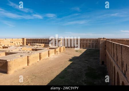 Vue de l'enceinte intérieure, la forteresse d'al-Ukhaidir ou palais abbasside d'Ukhaider, Irak Banque D'Images