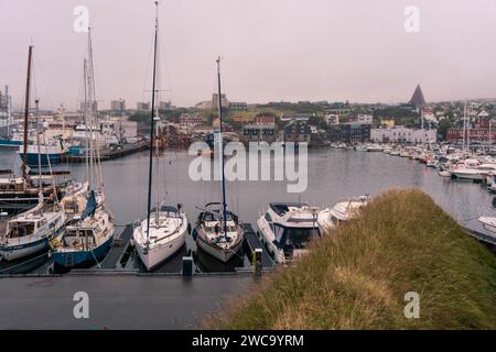 Streymoy, Îles Féroé - plusieurs bateaux se sont arrêtés à Vagsbotnur qui est la jetée maritime de Torshavn, Cloudy, Dock, Foroyar, 4K. Banque D'Images