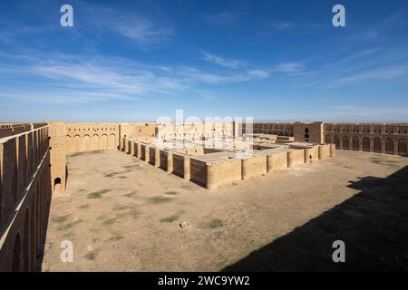 Vue de l'enceinte intérieure, la forteresse d'al-Ukhaidir ou palais abbasside d'Ukhaider, Irak Banque D'Images