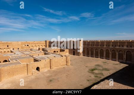 Vue de l'enceinte intérieure, la forteresse d'al-Ukhaidir ou palais abbasside d'Ukhaider, Irak Banque D'Images