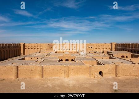 Vue de l'enceinte intérieure, la forteresse d'al-Ukhaidir ou palais abbasside d'Ukhaider, Irak Banque D'Images