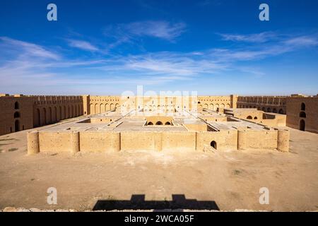 Vue de l'enceinte intérieure, la forteresse d'al-Ukhaidir ou palais abbasside d'Ukhaider, Irak Banque D'Images