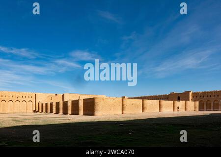 Vue de l'enceinte intérieure, la forteresse d'al-Ukhaidir ou palais abbasside d'Ukhaider, Irak Banque D'Images