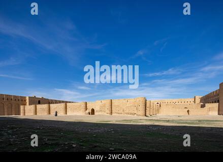 Vue de l'enceinte intérieure, la forteresse d'al-Ukhaidir ou palais abbasside d'Ukhaider, Irak Banque D'Images