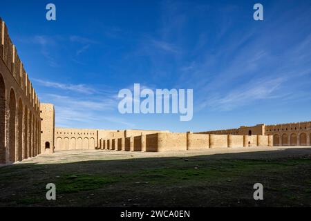 Vue de l'enceinte intérieure, la forteresse d'al-Ukhaidir ou palais abbasside d'Ukhaider, Irak Banque D'Images