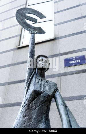 Statue de l'Europe portant le symbole de l'Euro devant le bâtiment Paul Henri Spaak Parlement européen, quartier européen, Bruxelles, Belgique Banque D'Images