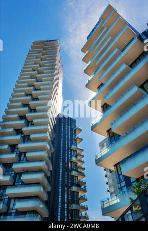 De dessous extérieur des gratte-ciel résidentiels à plusieurs étages situés à Milan Italie Europe en plein jour ensoleillé contre ciel bleu avec des nuages Banque D'Images