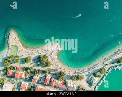 Une vue aérienne de la côte contre la mer de Crikvenica, Croatie Banque D'Images