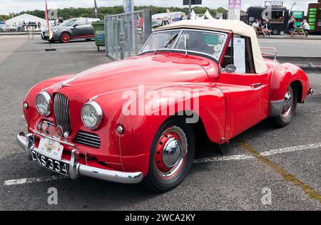 Vue de trois quarts de face d'un Jowett Javelin Jupiter Red, 1952, Mk1, exposé dans un espace car club du festival Silverstone 2023. Banque D'Images