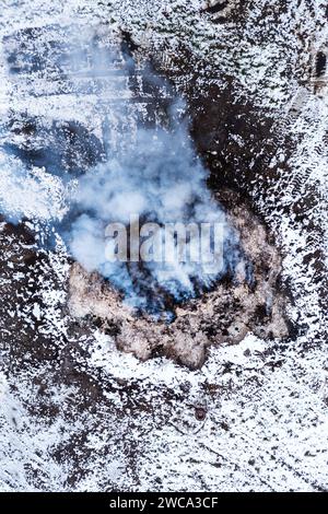 Pile de fumier brûlant à la ferme, pollution de l'air et contamination, prise de vue aérienne du drone pov, vue à grand angle Banque D'Images