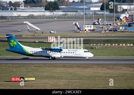 AER Lingus Regional ATR 72-600 atterrissant à l'aéroport de Birmingham, Royaume-Uni (G-CMJN) Banque D'Images