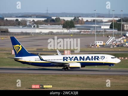 Boeing 737-8AS de Ryanair décollant à l'aéroport de Birmingham, Royaume-Uni (EI-EPB) Banque D'Images