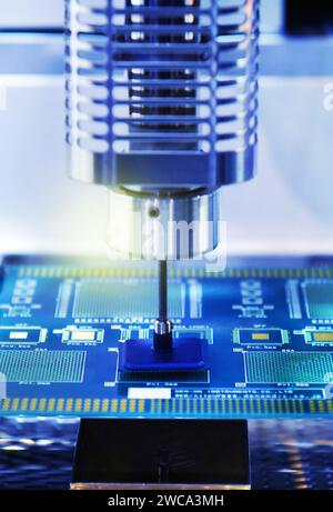 Close up processus technologique d'assemblage de composants de puce sur carte pcb. Machine automatisée à l'intérieur à l'industriel Banque D'Images