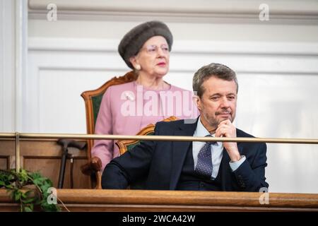 Copenhague, Danemark. 15 janvier 2024. Le roi Frederik X et la reine Margrethe, en tant que nouveau couple royal et membres de la famille royale, sont dans la salle du Parlement pour la première fois dans leurs nouvelles fonctions officielles au Palais Christiansborg à Copenhague, lundi 15 janvier 2024. (Photo : Ida Marie Odgaard/Ritzau Scanpix) crédit : Ritzau/Alamy Live News Banque D'Images