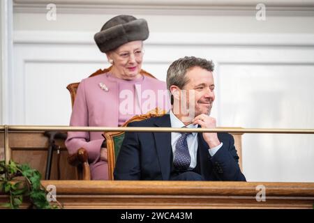 Copenhague, Danemark. 15 janvier 2024. Le roi Frederik X et la reine Margrethe, en tant que nouveau couple royal et membres de la famille royale, sont dans la salle du Parlement pour la première fois dans leurs nouvelles fonctions officielles au Palais Christiansborg à Copenhague, lundi 15 janvier 2024. (Photo : Ida Marie Odgaard/Ritzau Scanpix) crédit : Ritzau/Alamy Live News Banque D'Images