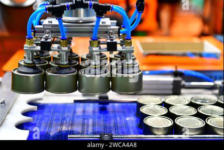 Produits alimentaires en conserve sur bande transporteuse dans l'entrepôt de distribution. concept de système de transport de colis. Banque D'Images
