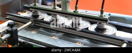 Produits alimentaires en conserve sur bande transporteuse dans l'entrepôt de distribution. concept de système de transport de colis. Banque D'Images