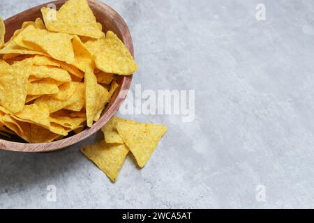 Tortilla salée dans un bol en bois, table en marbre gris avec espace copie Banque D'Images