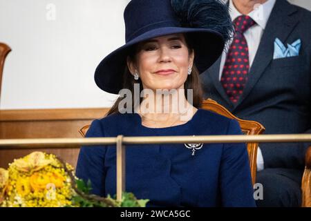 Copenhague, Danemark. 15 janvier 2024. La reine Marie, en tant que nouveau couple royal avec des membres de la famille royale, est dans la salle du Parlement pour la première fois dans leurs nouveaux rôles officiels au château de Christiansborg à Copenhague, le lundi 15 janvier 2024. (Photo : Ida Marie Odgaard/Ritzau Scanpix) crédit : Ritzau/Alamy Live News Banque D'Images