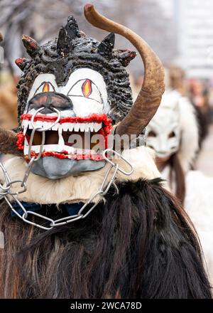 Costumes effrayants au Festival international de Mascarade et de Mummers de Surva à Pernik, région de Sofia, Bulgarie, Europe de l'est, Balkans, UE Banque D'Images