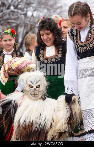 Petit enfant en costume effrayant au Surva International Mascarade and Mummers Festival à Pernik, région de Sofia, Bulgarie, Europe de l'est, Balkans UE Banque D'Images