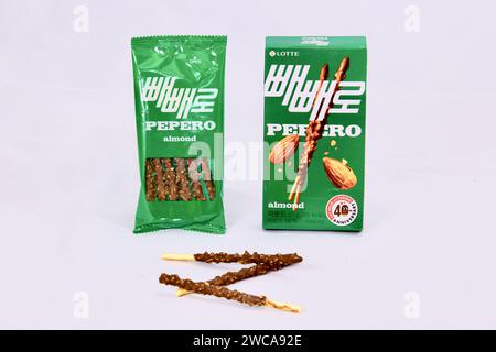 Ulsan, Corée du Sud - 14 janvier 2024 : Pepero aux amandes et au chocolat, délicieux petits bâtonnets de biscuits au chocolat composé, présentés devant leur Banque D'Images