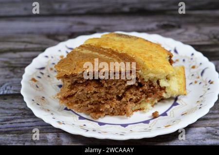 Gâteau éponge marbré au tigre, composants de farine, beurre, huile, poudre de vanille, cacao, sucre, lait, œufs et poudre à lever, sueur spongieux à rayures Banque D'Images