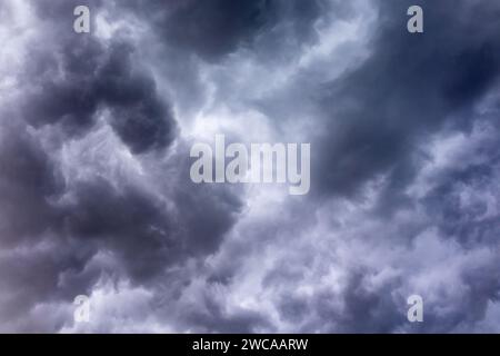 Des nuages sombres spectaculaires, courts avant un orage et une forte pluie Banque D'Images