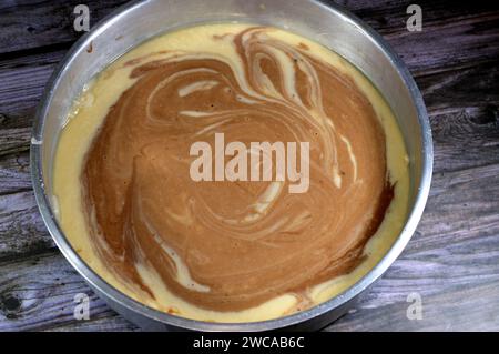 Gâteau éponge marbré au tigre, composants de farine, beurre, huile, poudre de vanille, cacao, sucre, lait, œufs et poudre à lever, sueur spongieux à rayures Banque D'Images