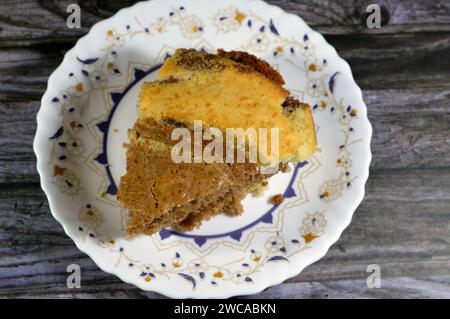 Gâteau éponge marbré au tigre, composants de farine, beurre, huile, poudre de vanille, cacao, sucre, lait, œufs et poudre à lever, sueur spongieux à rayures Banque D'Images