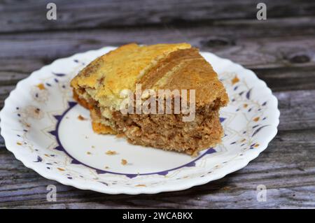 Gâteau éponge marbré au tigre, composants de farine, beurre, huile, poudre de vanille, cacao, sucre, lait, œufs et poudre à lever, sueur spongieux à rayures Banque D'Images