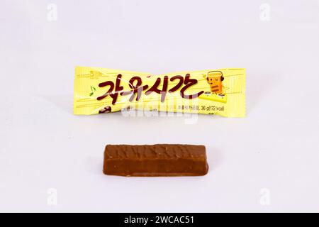 Ulsan, Corée du Sud - 14 janvier 2024 : une délicieuse barre chocolatée aux amandes étiquetée «Free Time» de la célèbre société Haitai, avec le paquet d Banque D'Images