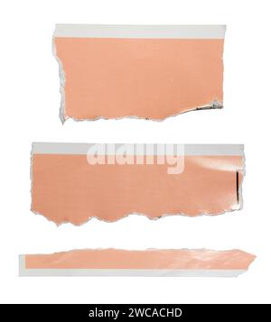 Papiers de magazine de couleur pêche rose déchiré sur fond blanc avec chemin de détourage Banque D'Images