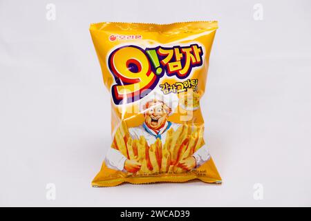 Ulsan, Corée du Sud - 14 janvier 2024 : un sac non ouvert de chips O!Karto, ressemblant à des frites creuses, connu pour leur croquant salé et croustillant, Banque D'Images