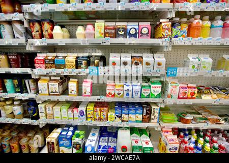 Ulsan, Corée du Sud - 3 mars 2020 : une section laitière accueillante dans un dépanneur, proposant du lait au chocolat, du lait de fraise et du lait de banane, avec Banque D'Images