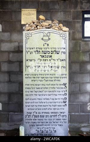 Pierre tombale et lieu de sépulture du rabbin Shalom Moishe Unger, ancien rabbin principal du groupe Nitra Hassidic. Au cimetière Kiyas Nitra à Westchester NY Banque D'Images