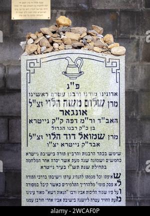 Pierre tombale et lieu de sépulture du rabbin Shalom Moishe Unger, ancien rabbin principal du groupe Nitra Hassidic. Au cimetière Kiyas Nitra à Westchester NY Banque D'Images