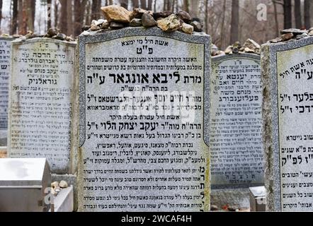 Une pierre tombale au cimetière Kiryas Nitra à Westchester New York. Comme c'est la coutume, les visiteurs y ont placé des pierres comme un mémorial respectueux. Banque D'Images