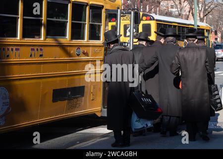 Par une froide journée d'hiver, de jeunes juifs orthodoxes montent à bord d'un bus pour assister à un groupe d'étude du Talmud de l'autre côté de Brooklyn. Bedford Ave à Williamsburg. Banque D'Images