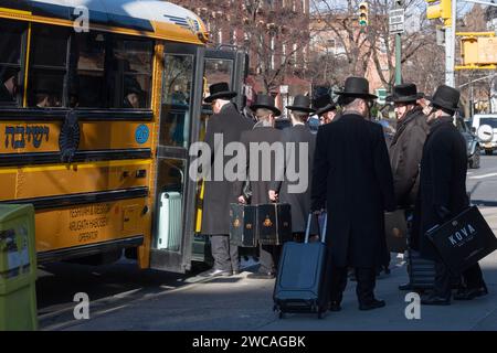 Par une froide journée d'hiver, de jeunes juifs orthodoxes montent à bord d'un bus pour assister à un groupe d'étude du Talmud de l'autre côté de Brooklyn. Bedford Ave à Williamsburg. Banque D'Images