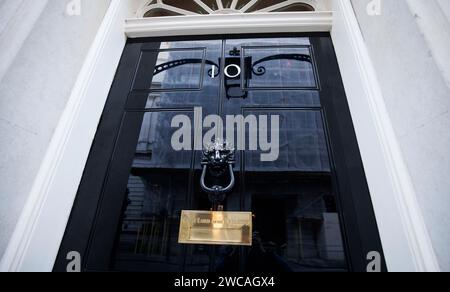 Londres, Royaume-Uni. 15 janvier 2024. La porte du numéro 10 Downing Street. Les conservateurs rejettent un sondage qui prédit une victoire écrasante du Parti travailliste, semblable à celle de 1997. Le sondage YouGov, le plus détaillé en cinq ans, prédit que les conservateurs ne conserveront que 169 sièges alors que le Parti travailliste atteindra le pouvoir avec 385 sièges. Crédit : Karl Black/Alamy Live News Banque D'Images