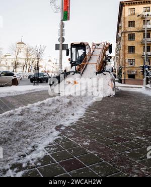 nettoyage des trottoirs en hiver après la chute de neige. services municipaux Banque D'Images