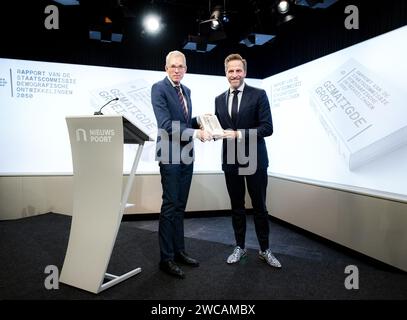 La Haye, pays-Bas. 15 janvier 2024. Richard van Zwol, président de la commission, présente le rapport au cabinet et à la Chambre des représentants au nom de la commission d'État sur l'évolution démographique 2050. Le rapport examine les effets, entre autres, du vieillissement de la population et de la migration. ANP RAMON VAN flymen netherlands Out - belgique Out Credit : ANP/Alamy Live News Banque D'Images