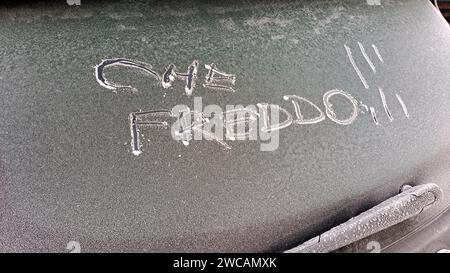 Comment froid écrit italien sur une lunette arrière de voiture couverte de neige. Banque D'Images