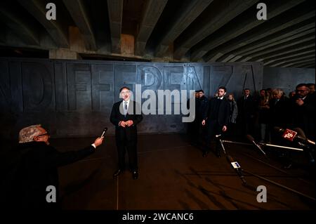 Milan, Italie - 15 janvier 2024 : Ignazio la Russa, président du Sénat italien, fait des gestes au Binario 21, Shoah Memorial Credit : Piero Cruciatti/Alamy Live News Banque D'Images