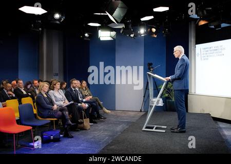 La Haye, pays-Bas. 15 janvier 2024. Richard van Zwol, président de la commission, explique le rapport de la commission d'Etat sur l'évolution démographique 2050. Le rapport examine les effets, entre autres, du vieillissement et de la migration. ANP RAMON VAN flymen netherlands Out - belgique Out Credit : ANP/Alamy Live News Banque D'Images